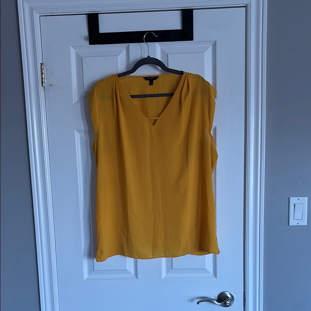 BANANA REPUBLIC SLEEVELESS YELLOW TANK